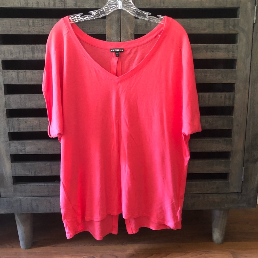 Express tee with button down back